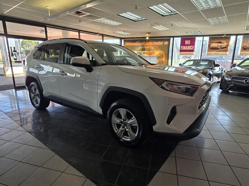 Used 2021 Toyota RAV4 XLE FWD image 3