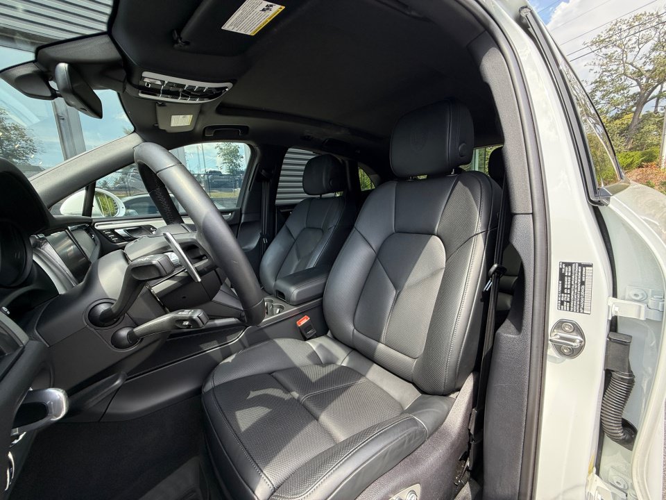 Certified 2026 Porsche Macan AWD/4WD image 5