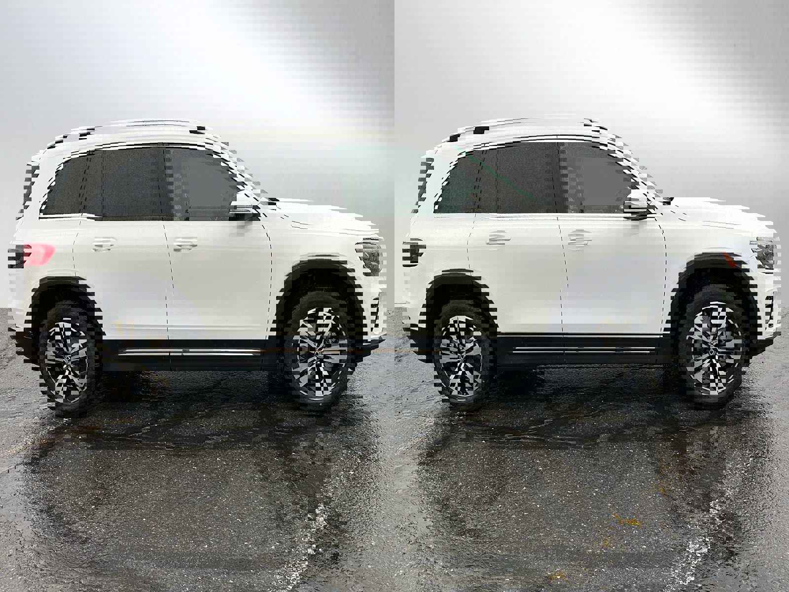 Used 2026 Mercedes-Benz GLB 250 4MATIC image 2