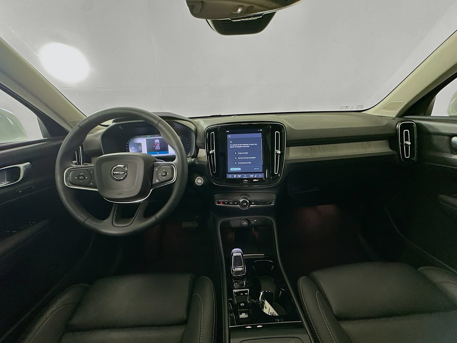 Used 2024 Volvo XC40 B5 Plus w/ Climate Package AWD/4WD image 14