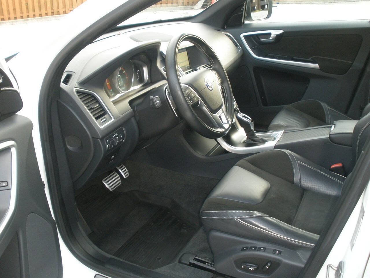 Used 2015 Volvo XC60 T6 R-Design Platinum AWD/4WD image 30