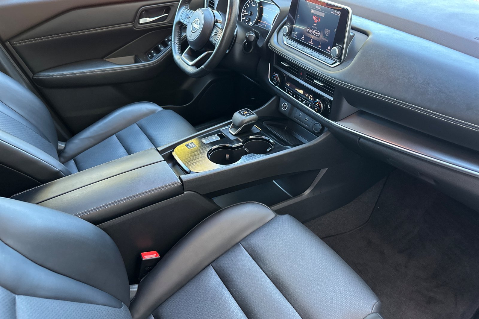 Used 2023 Nissan Rogue SV w/ SV Premium B Package FWD image 16