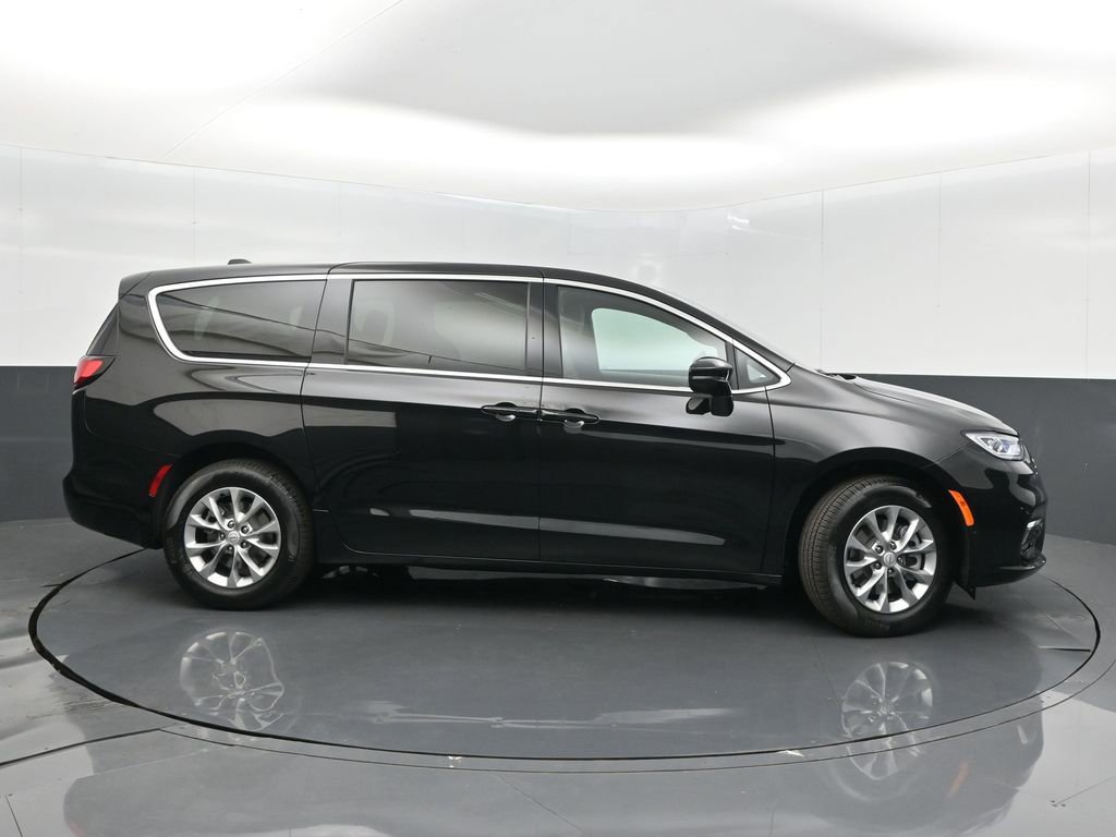 New 2026 Chrysler Pacifica Select image 8