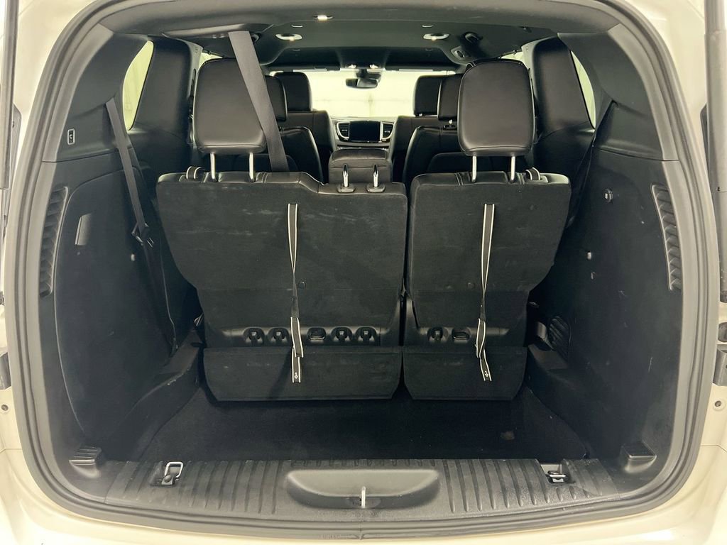 Used 2025 Chrysler Pacifica Select image 24