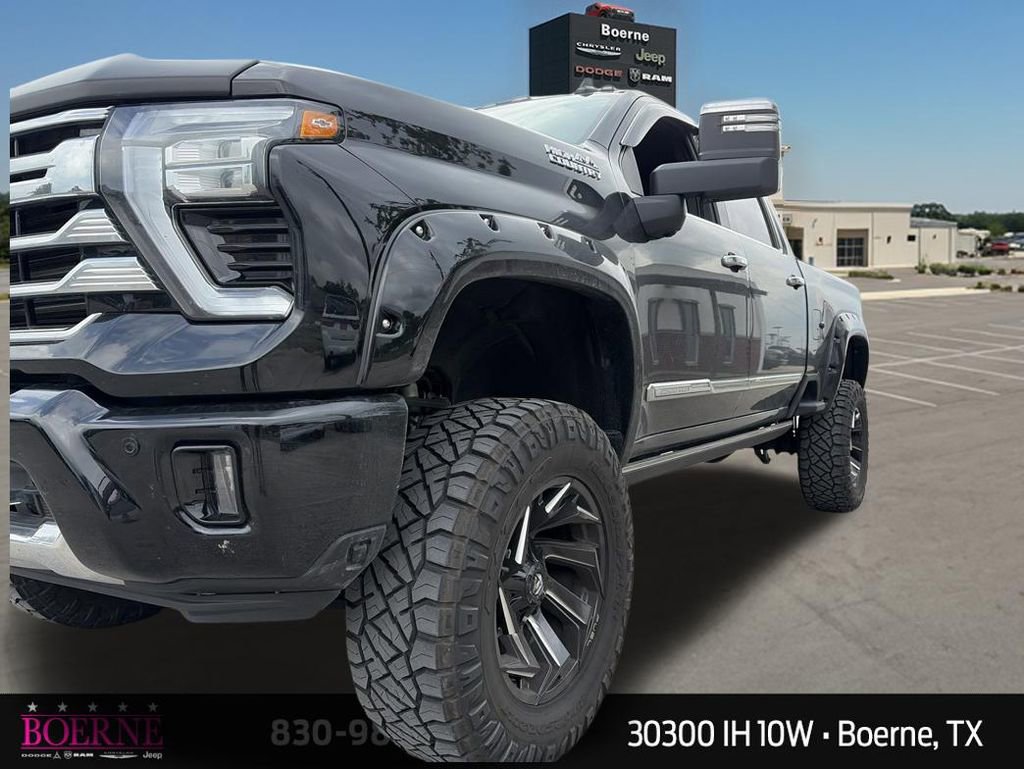 Used 2025 Chevrolet Silverado 2500 High Country w/ High Country Premium Package AWD/4WD image 3