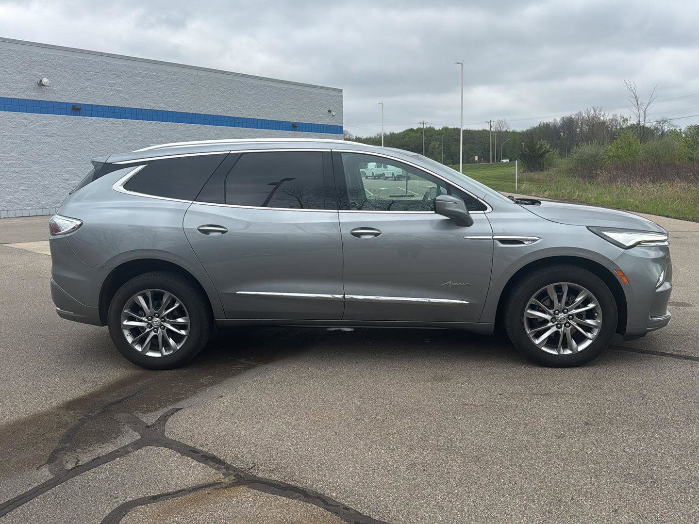 Used 2023 Buick Enclave Avenir w/ Avenir Technology Package AWD/4WD image 8
