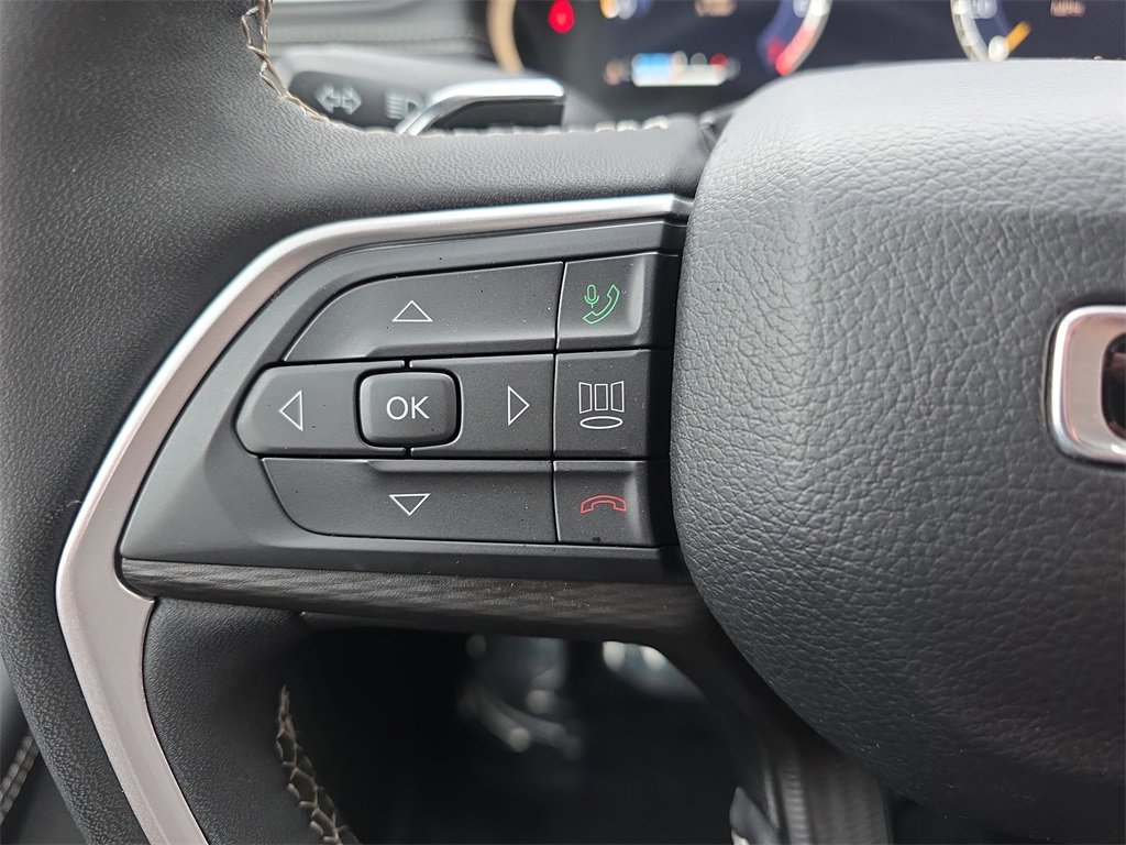 Used 2023 Jeep Grand Cherokee Laredo image 16