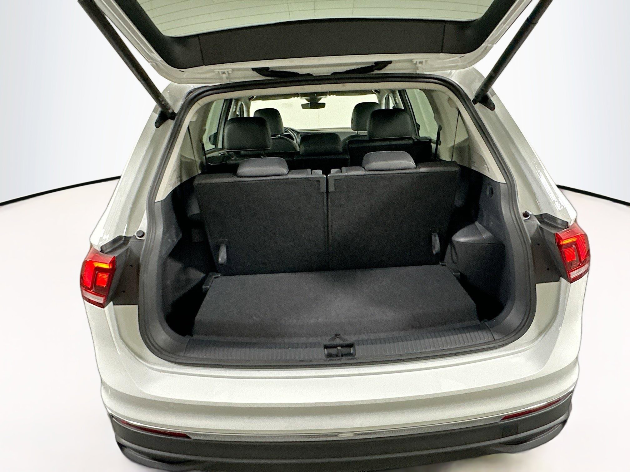 Used 2024 Volkswagen Tiguan SE image 27