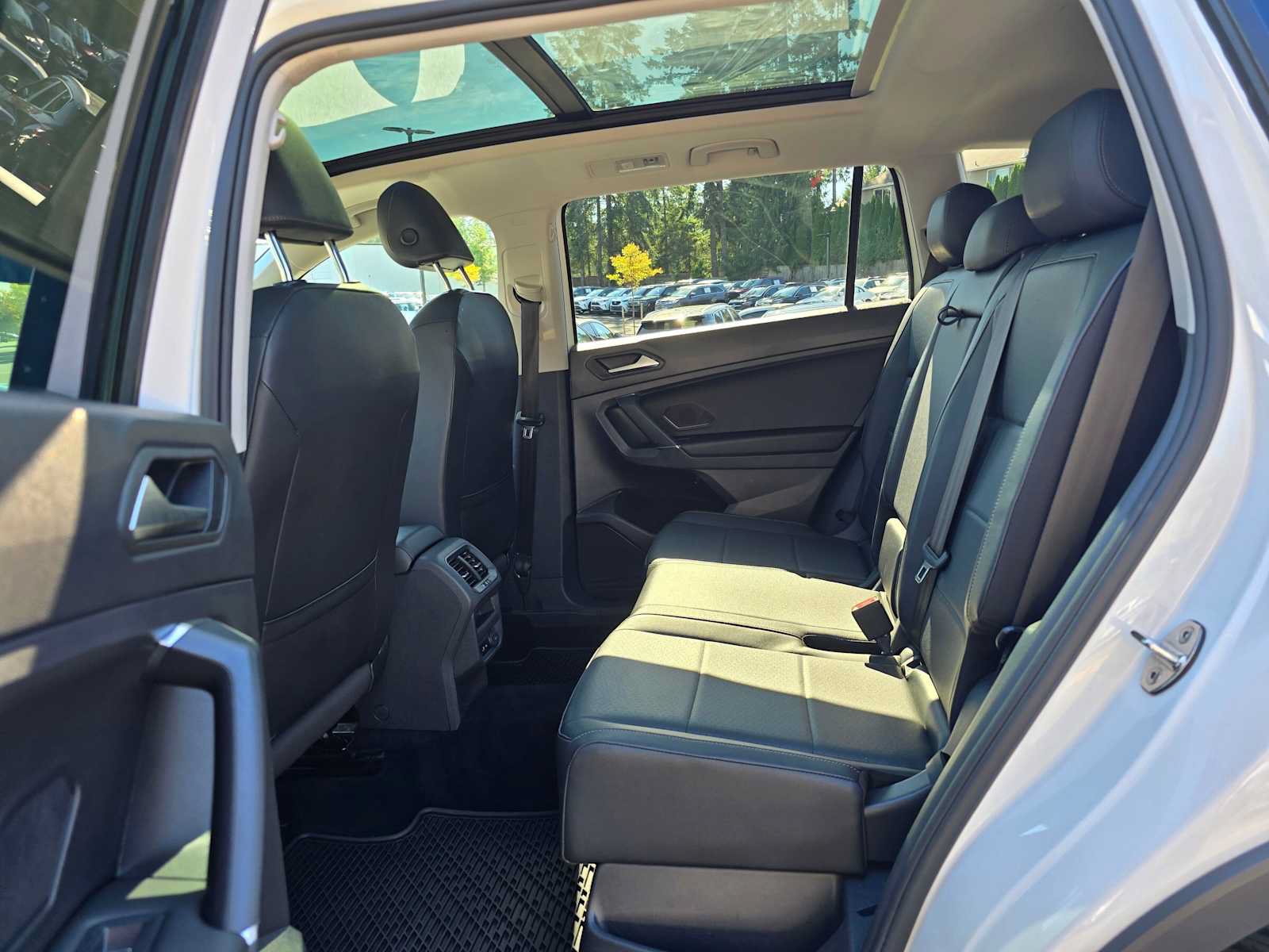 Used 2020 Volkswagen Tiguan SEL AWD/4WD image 16