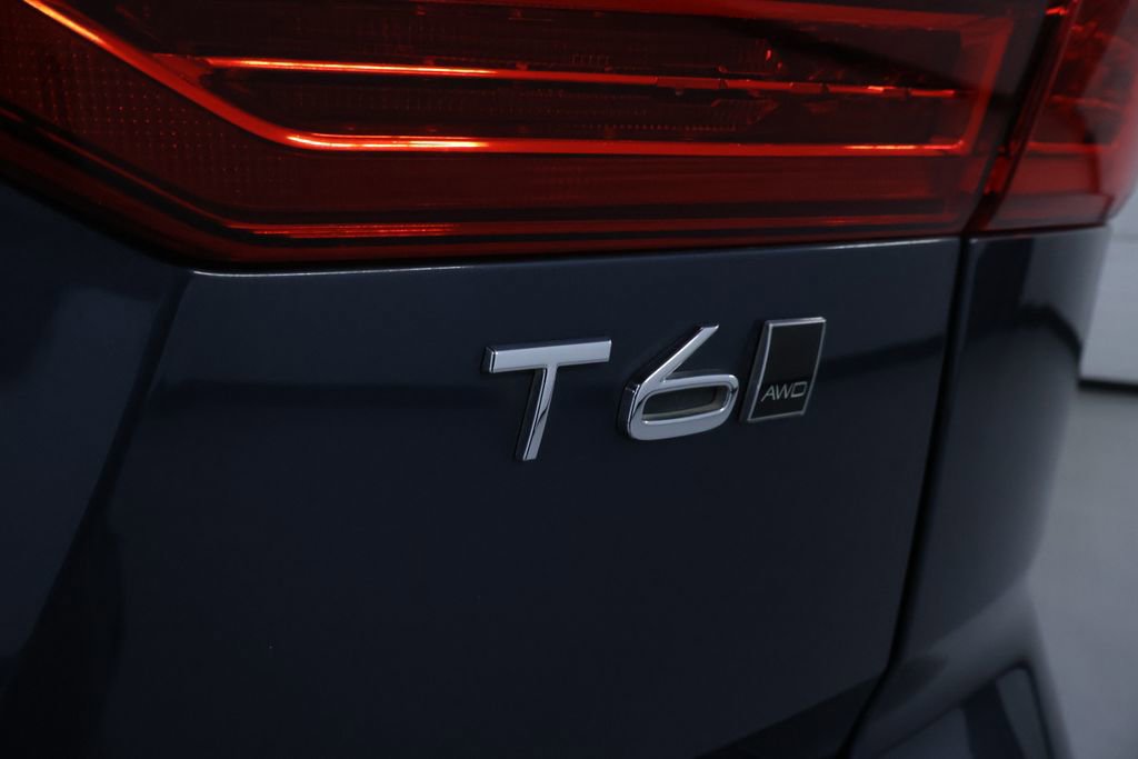 Used 2018 Volvo XC60 T6 Inscription w/ Convenience Package image 11