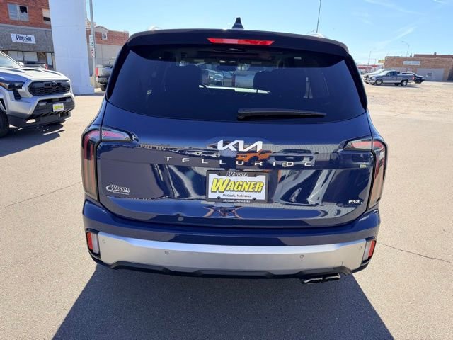 Used 2024 Kia Telluride EX w/ EX Captain's Chair Package image 4