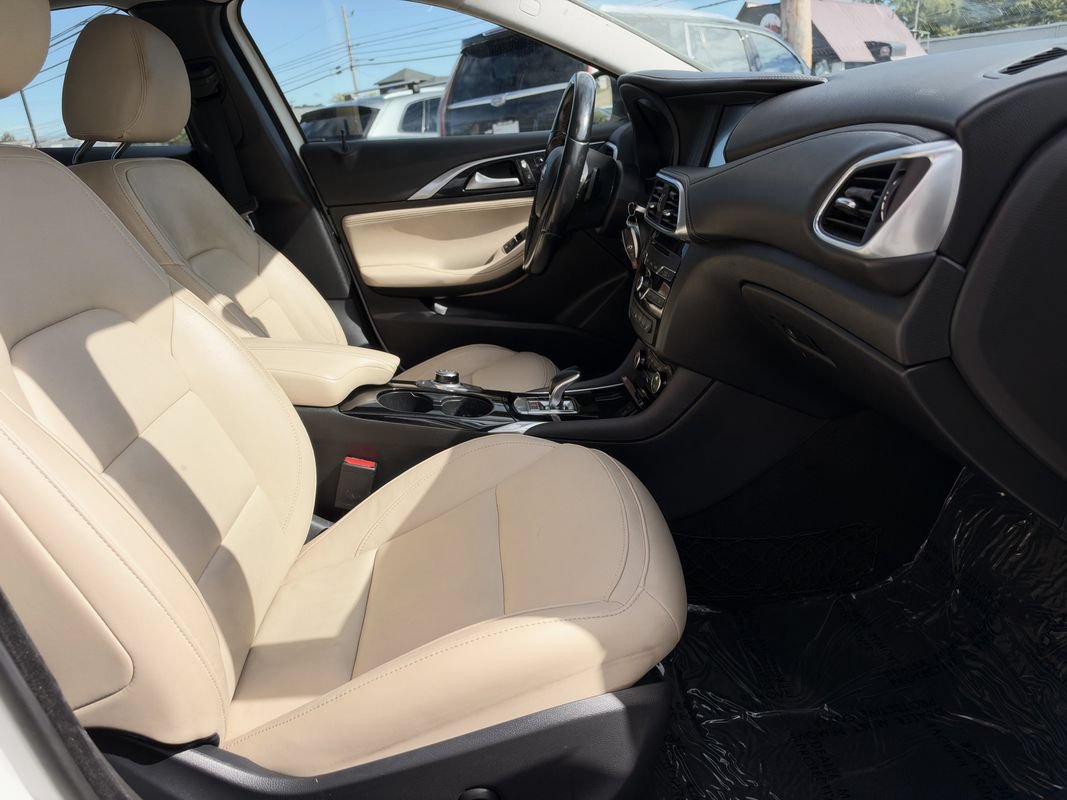 Used 2017 INFINITI QX30 Premium w/ Navigation Package FWD image 16