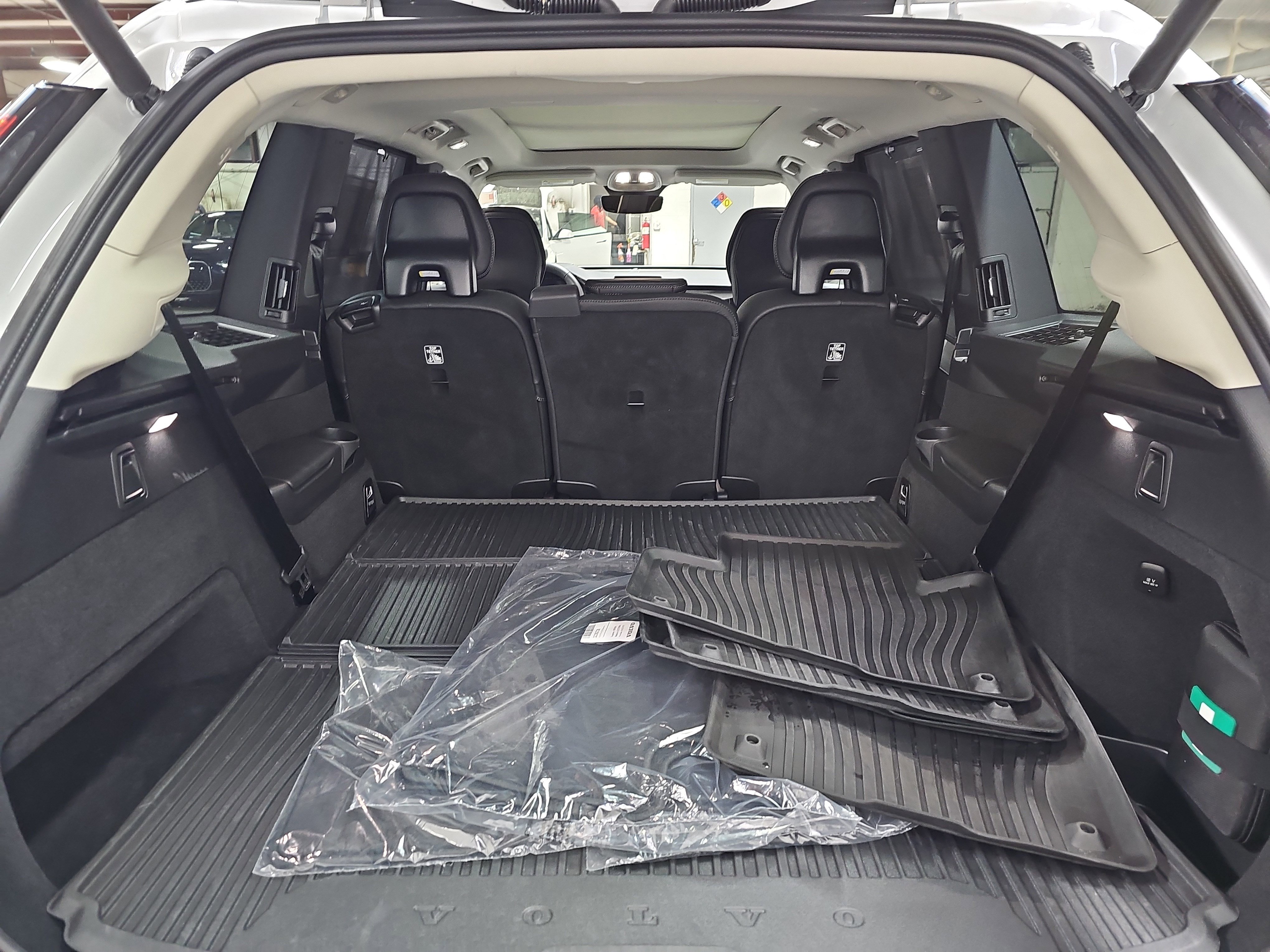 Used 2025 Volvo XC90 T8 Ultra w/ Protection Package Premier image 13