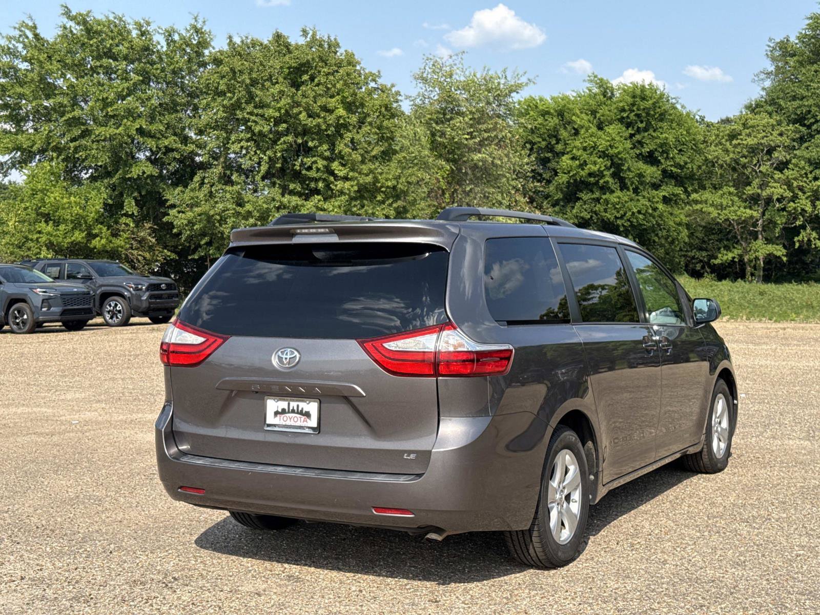 Used 2015 Toyota Sienna LE image 3