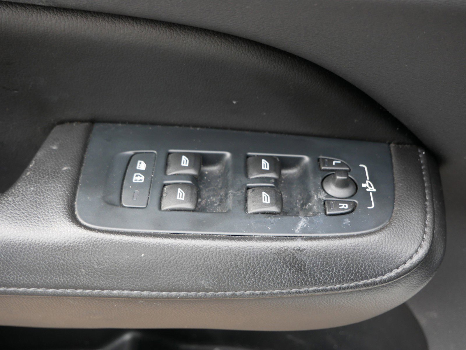 Used 2022 Volvo S60 B5 Momentum w/ Premium Package AWD/4WD image 14