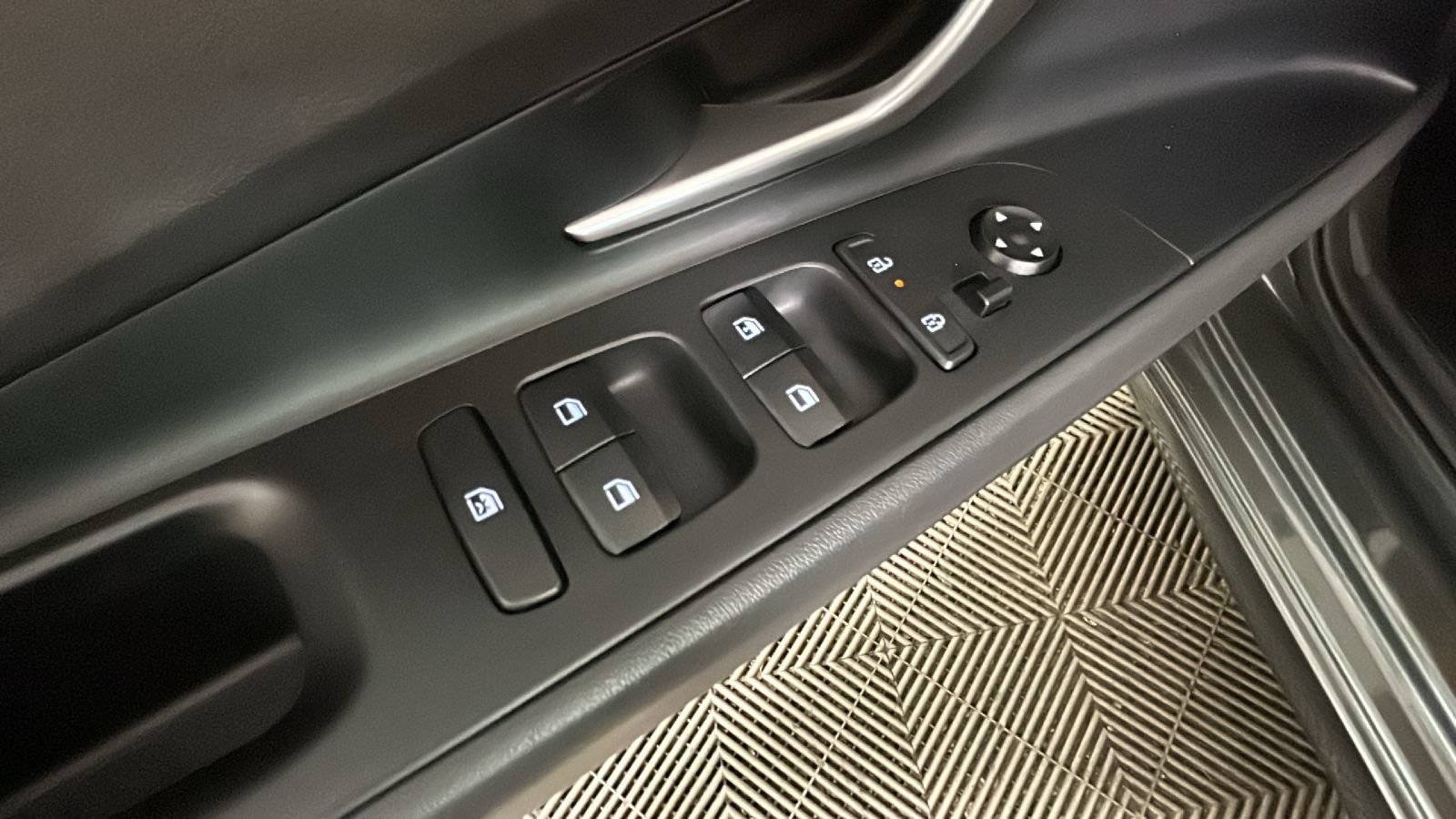 Certified 2024 Hyundai Elantra SE FWD image 13