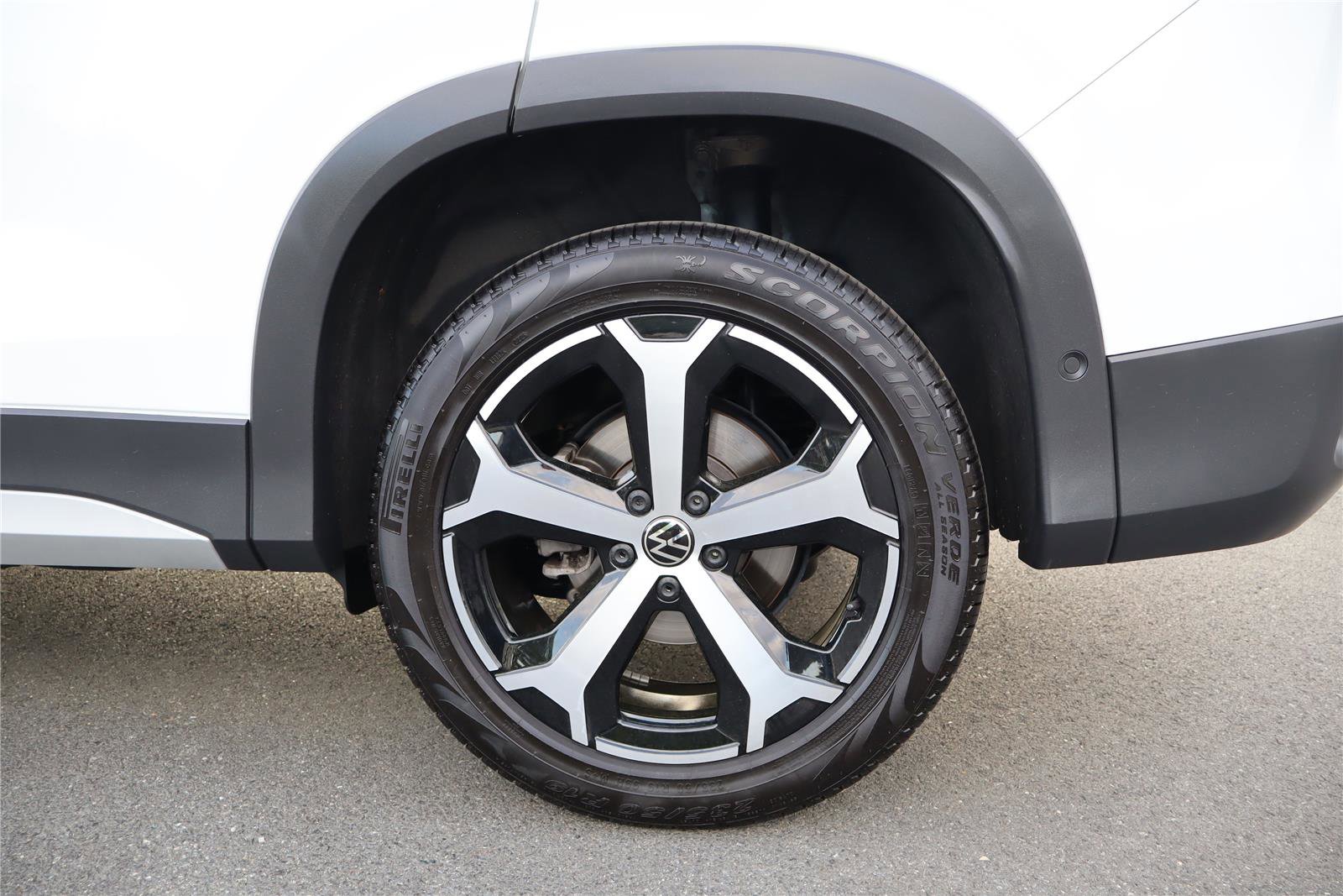 Certified 2025 Volkswagen Tiguan SE w/ Panoramic Sunroof Package image 11