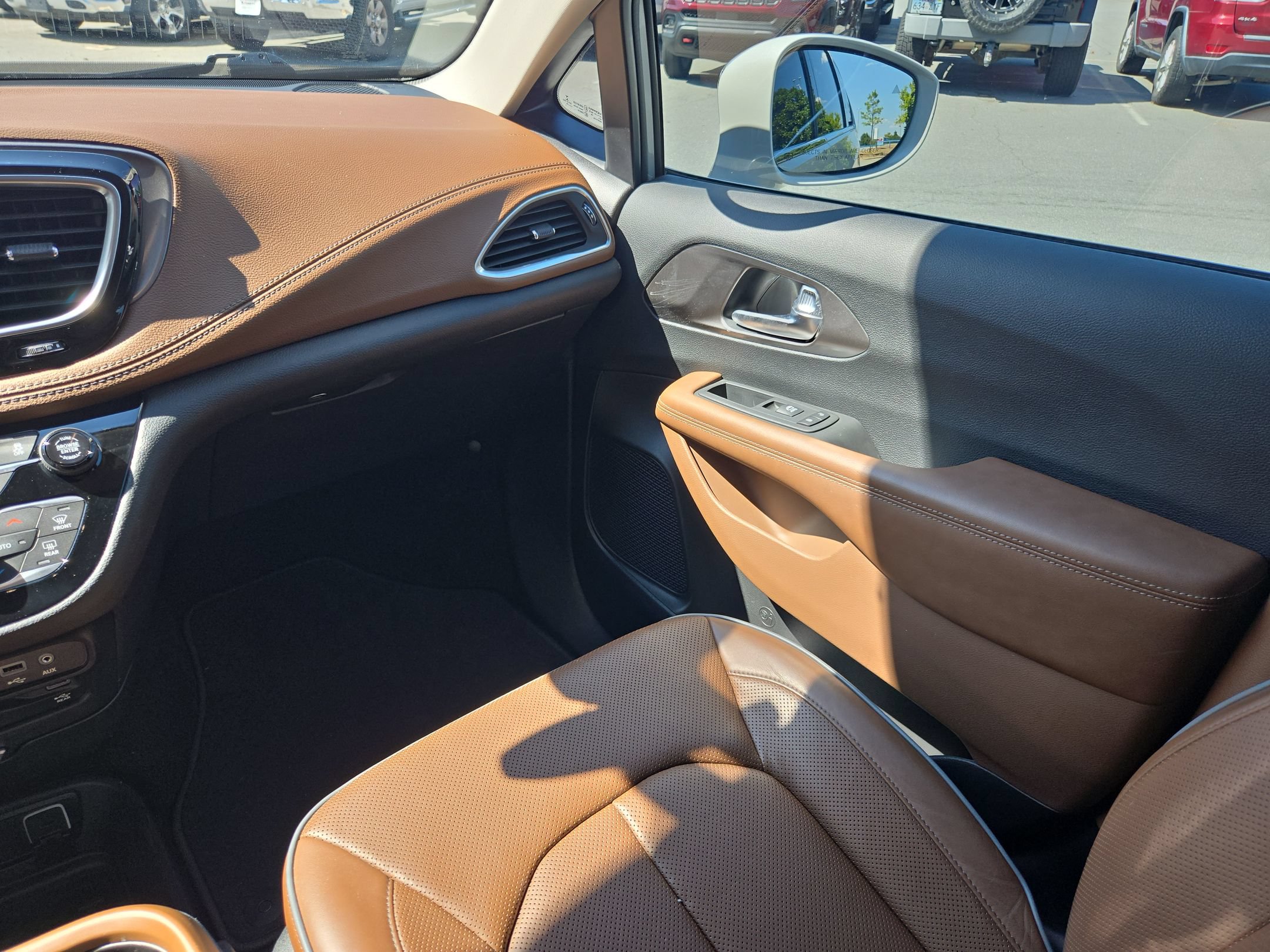 Used 2019 Chrysler Pacifica Limited w/ Advanced Safetytec Group FWD image 11