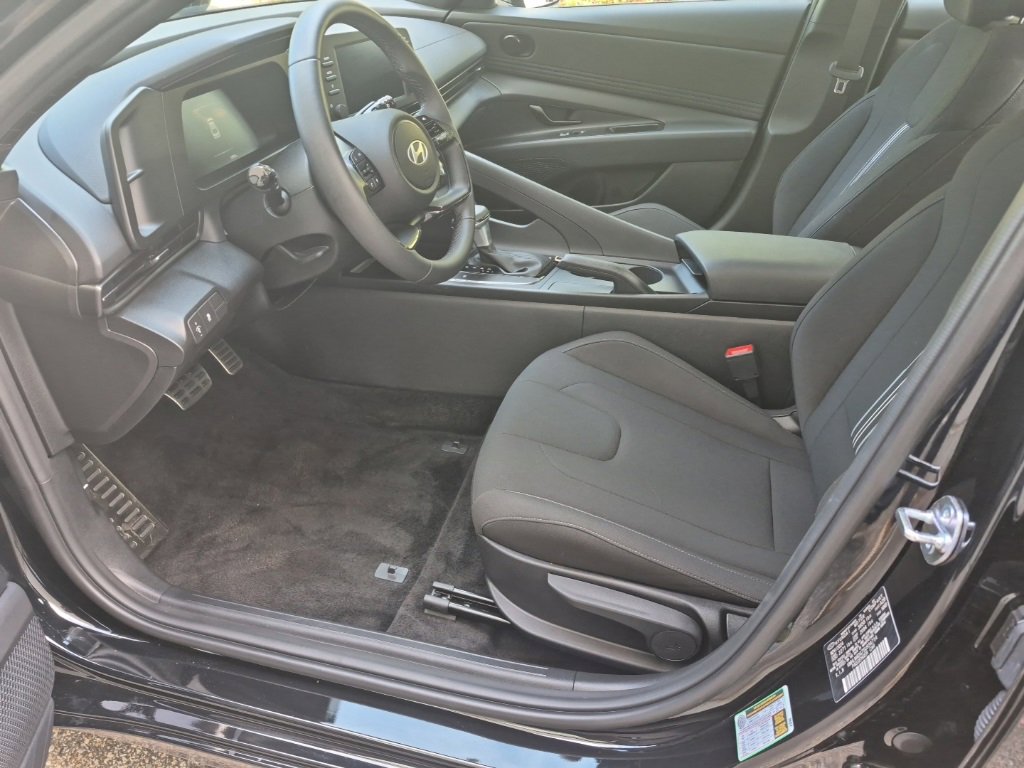 Used 2025 Hyundai Elantra Sport image 12