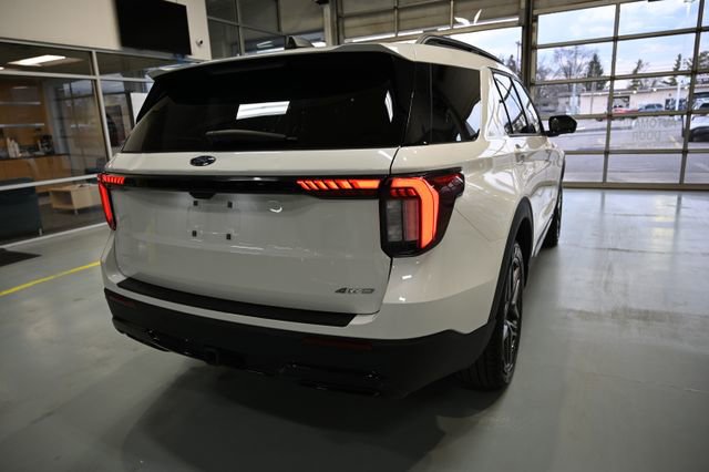 Used 2025 Ford Explorer ST-Line w/ ST-Line Street Pack AWD/4WD image 5