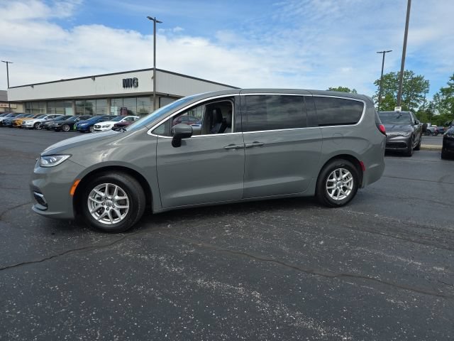 Used 2023 Chrysler Pacifica Touring-L FWD image 3
