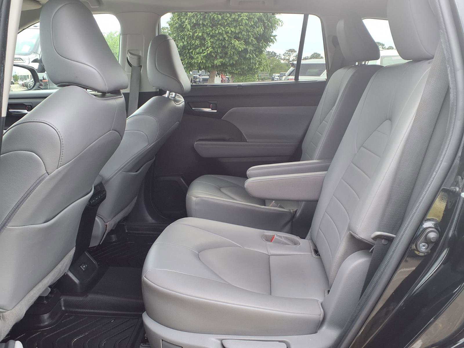 Used 2022 Toyota Highlander XLE FWD image 9