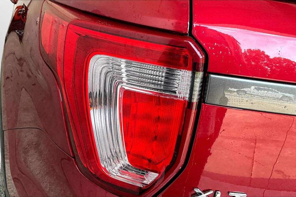 Used 2018 Ford Explorer XLT w/ XLT Appearance Package AWD/4WD image 23