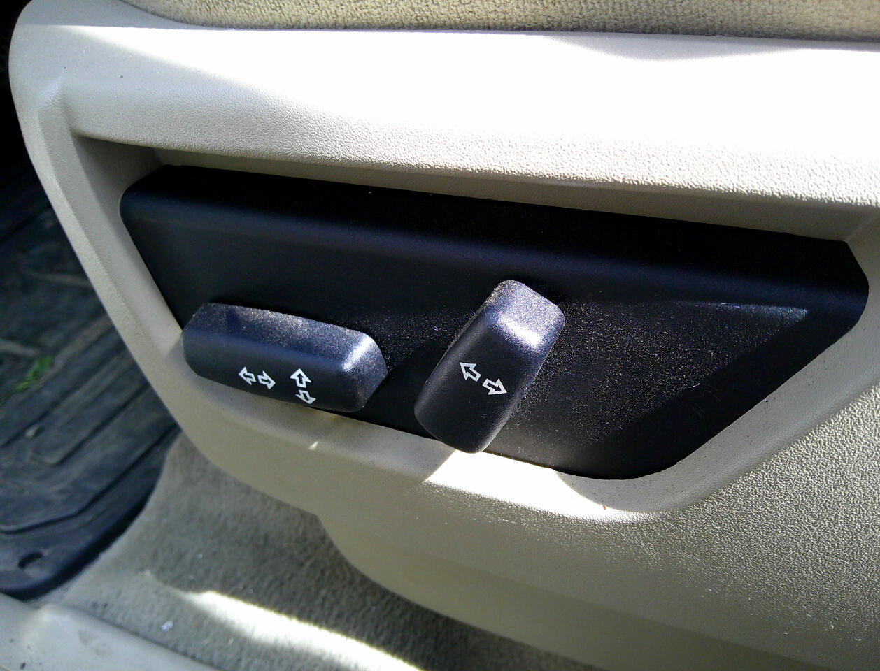 Used 2013 Land Rover LR2 image 36