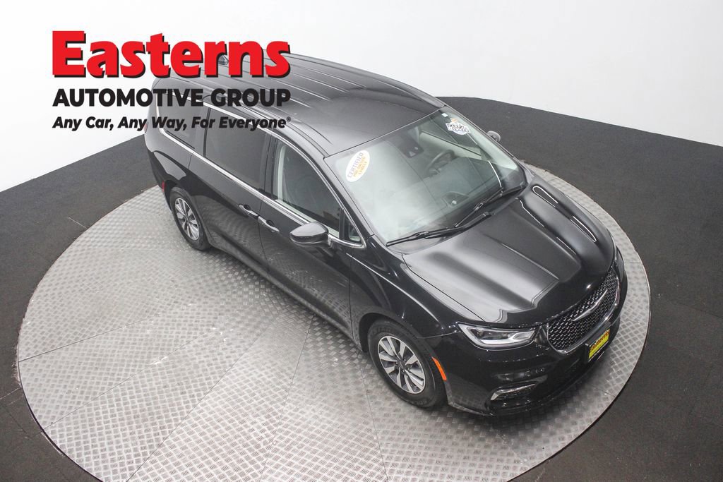 Used 2023 Chrysler Pacifica Touring-L image 3
