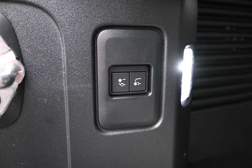 New 2026 Land Rover Defender 130 X-Dynamic SE AWD/4WD image 18