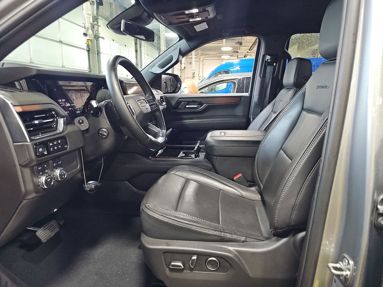 Used 2025 GMC Yukon Denali AWD/4WD image 8