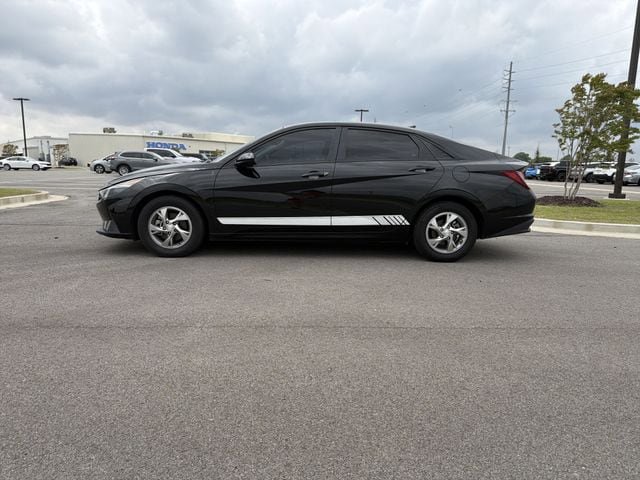 Used 2021 Hyundai Elantra SE FWD image 2