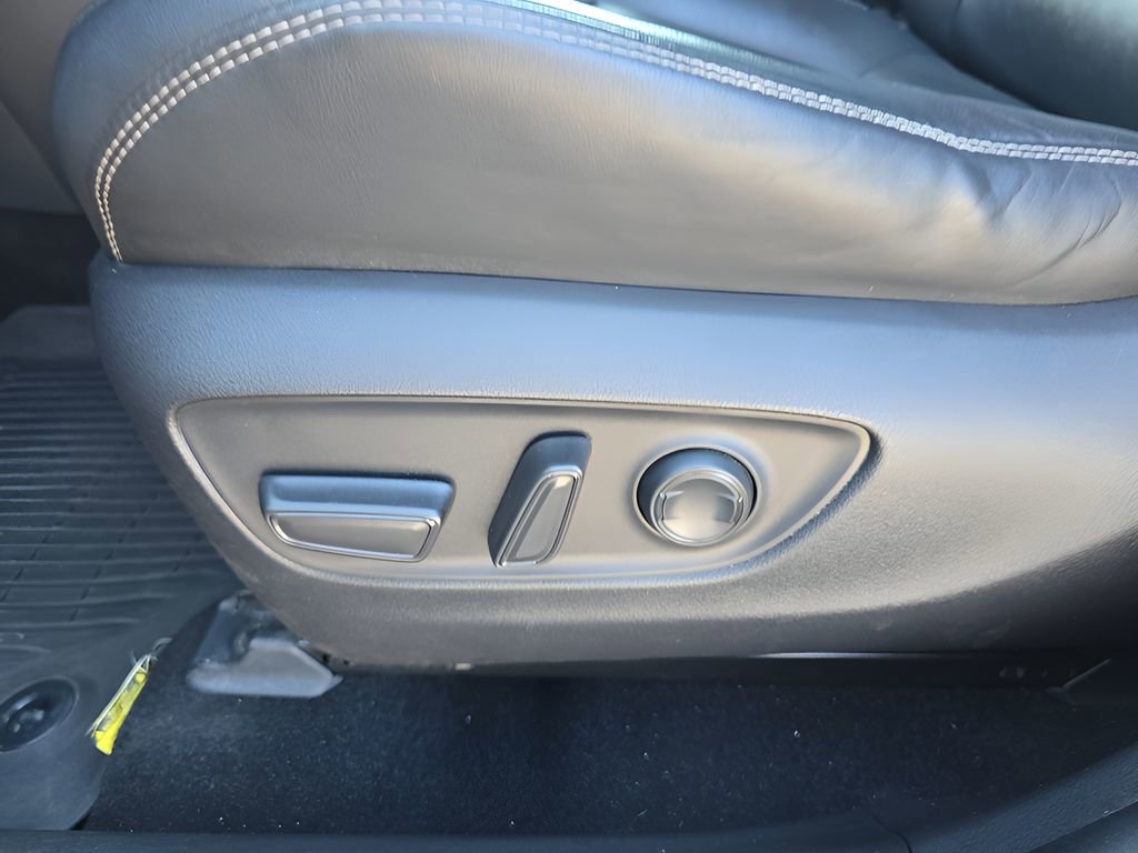 Used 2019 Toyota RAV4 Limited image 17