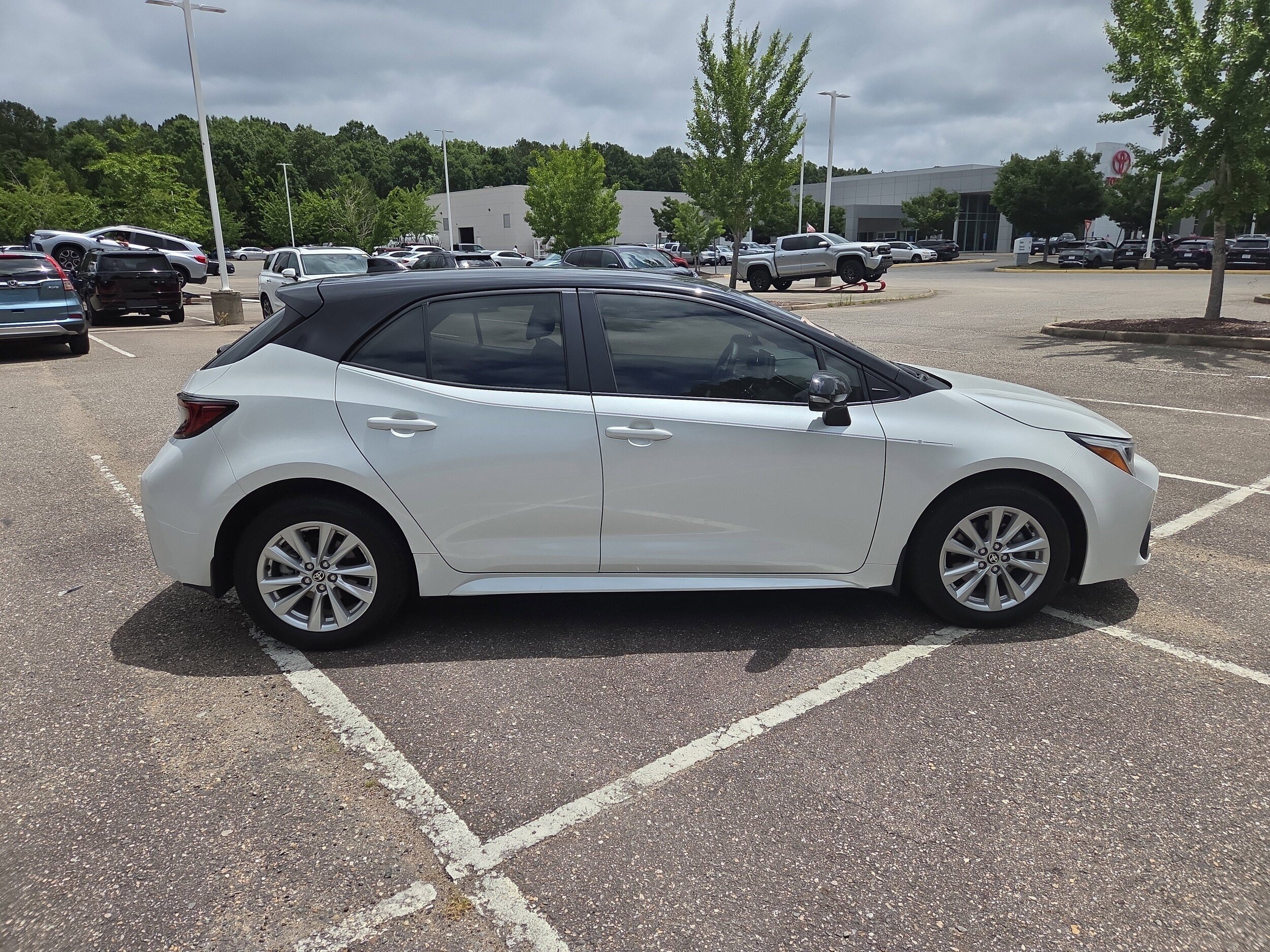 Used 2025 Toyota Corolla SE FWD image 2