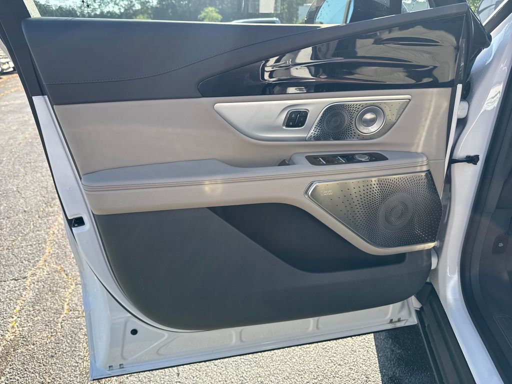 Used 2025 Lincoln Nautilus Reserve AWD/4WD image 10