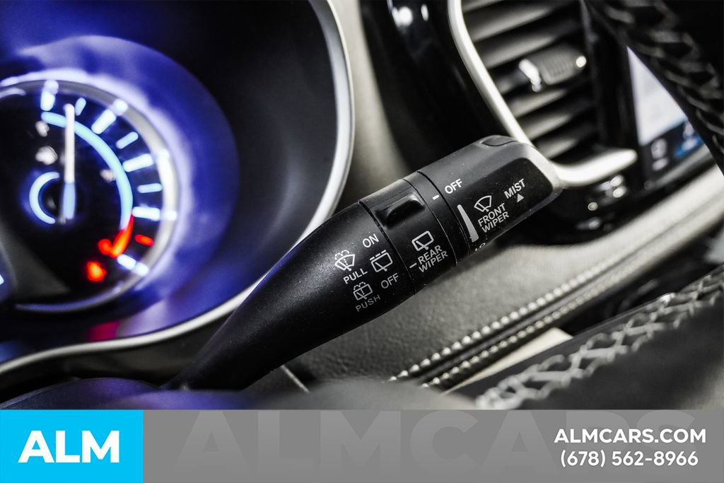 Used 2024 Chrysler Pacifica Select image 32