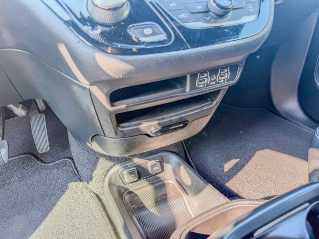 Used 2021 Chrysler Pacifica Touring-L w/ Premium & Safety Sphere Group FWD image 13