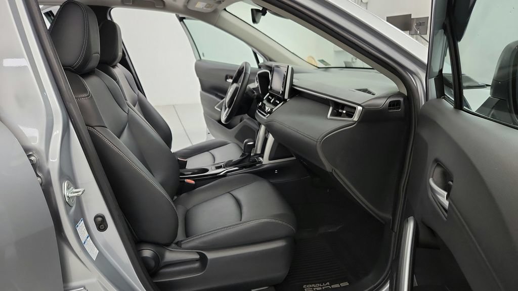 Used 2022 Toyota Corolla Cross XLE w/ Convenience Package AWD/4WD image 17