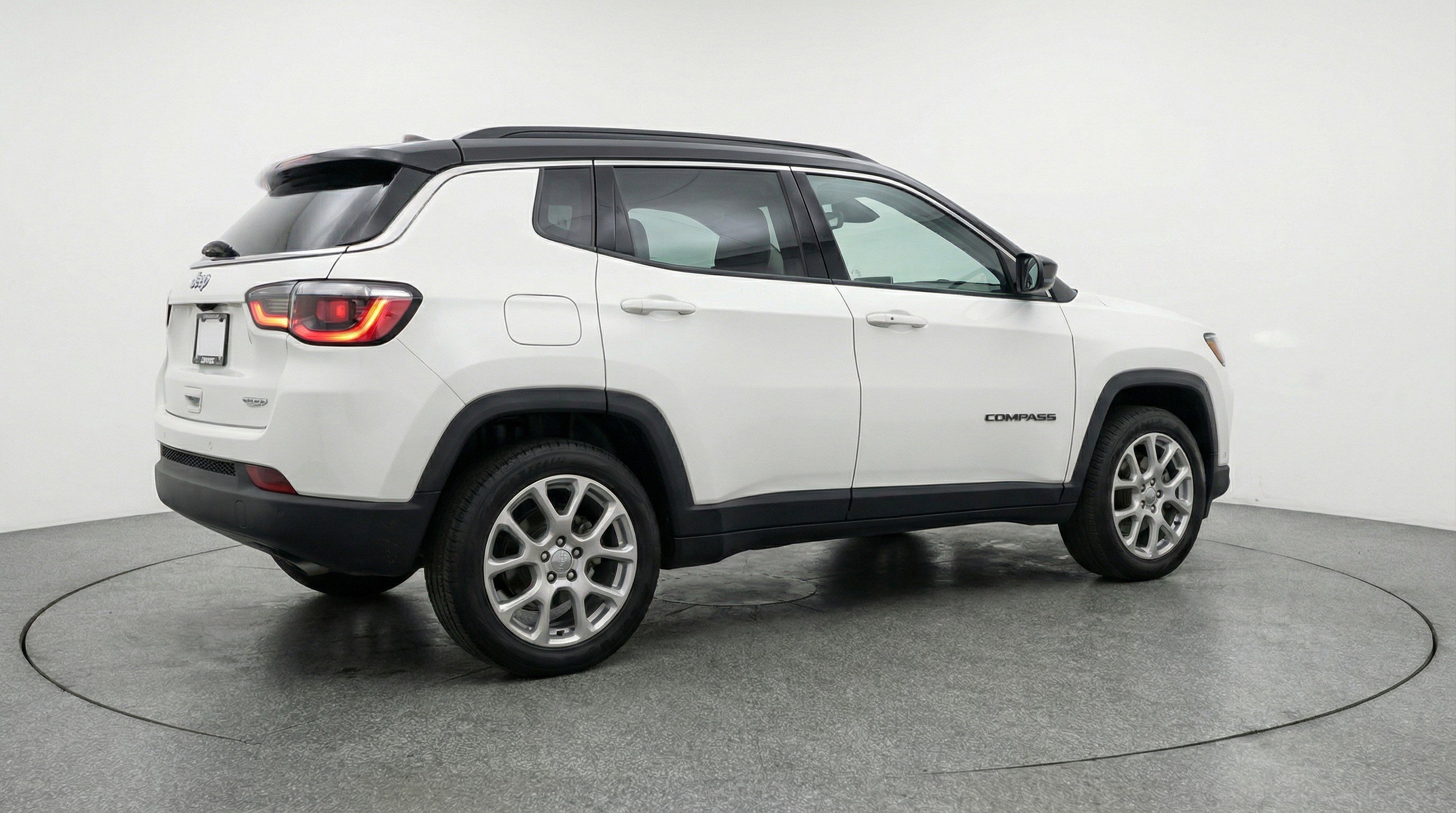 Used 2025 Jeep Compass Limited image 9