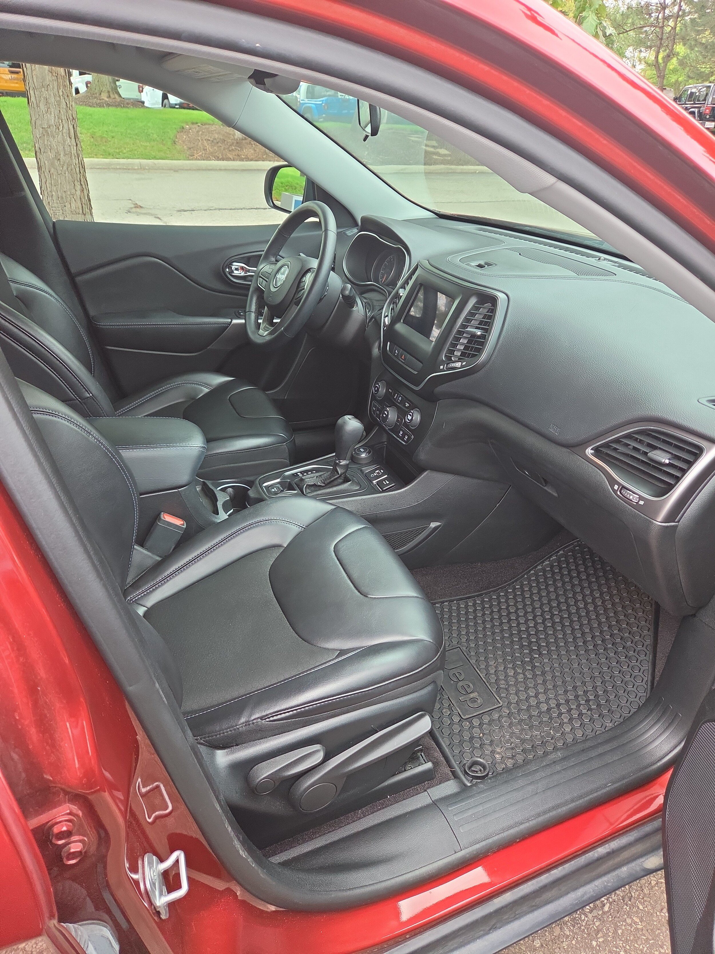 Used 2019 Jeep Cherokee Latitude Plus w/ Cold Weather Group AWD/4WD image 5