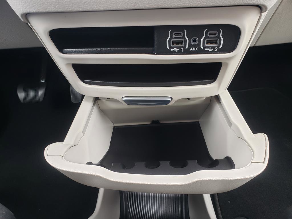 Used 2023 Chrysler Voyager LX image 17