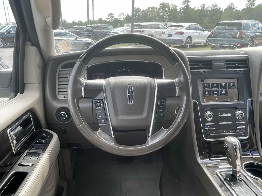 Used 2017 Lincoln Navigator Select image 12