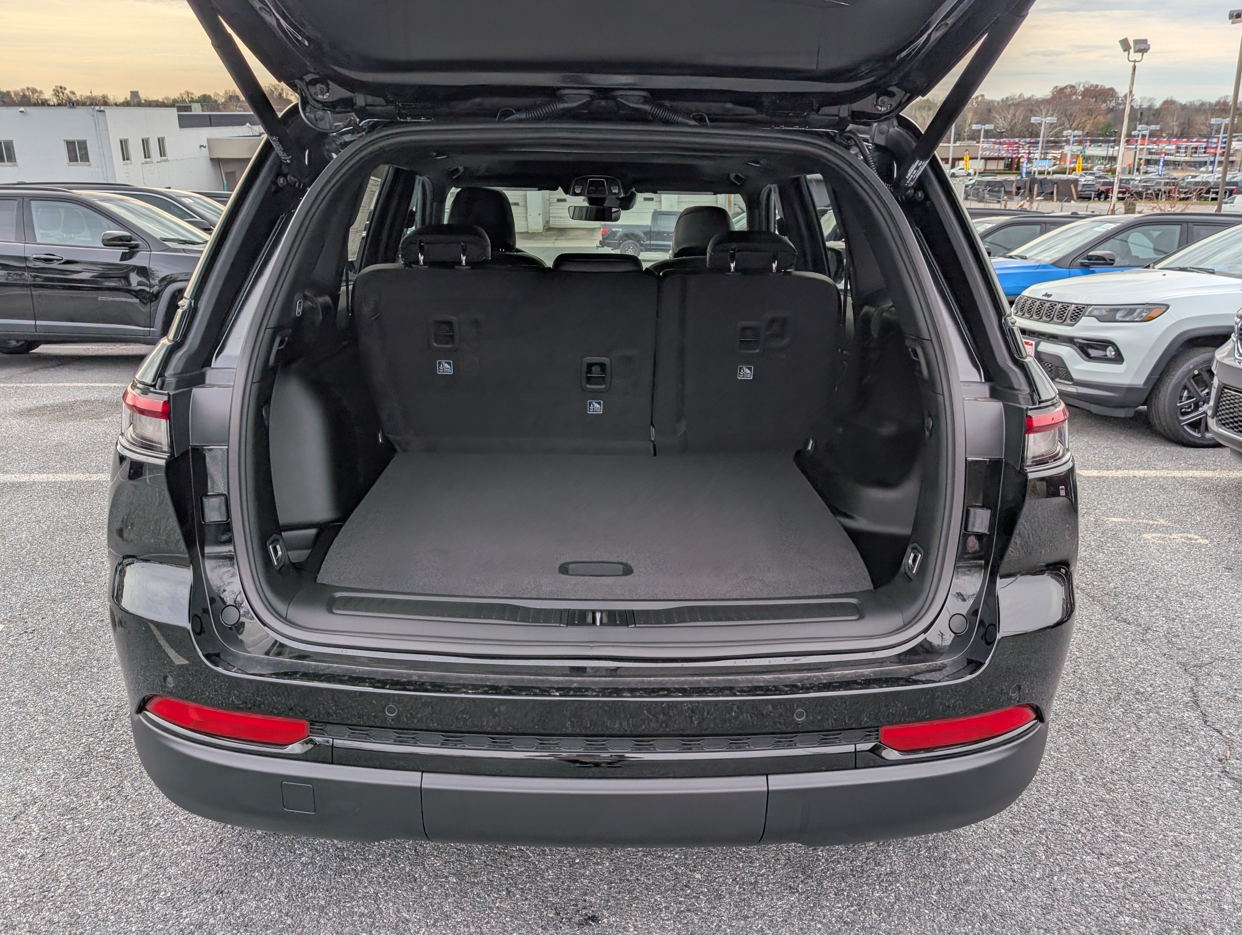 New 2025 Jeep Grand Cherokee Altitude AWD/4WD image 11