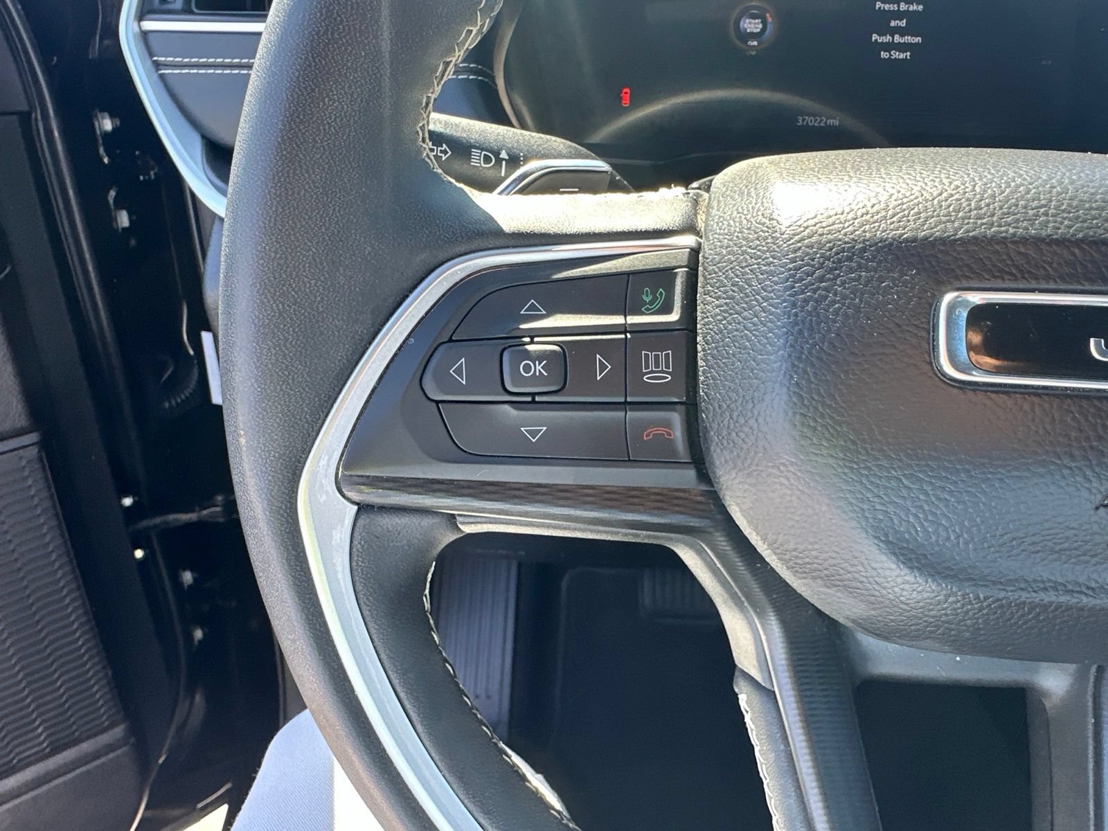 Used 2025 Jeep Grand Cherokee Altitude AWD/4WD image 8
