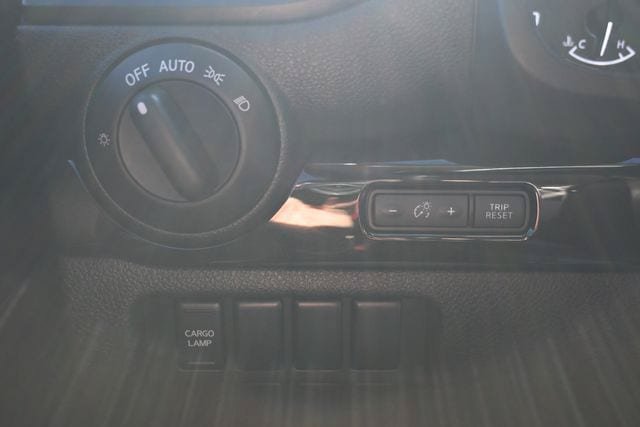 Used 2024 Nissan Titan SV AWD/4WD image 35