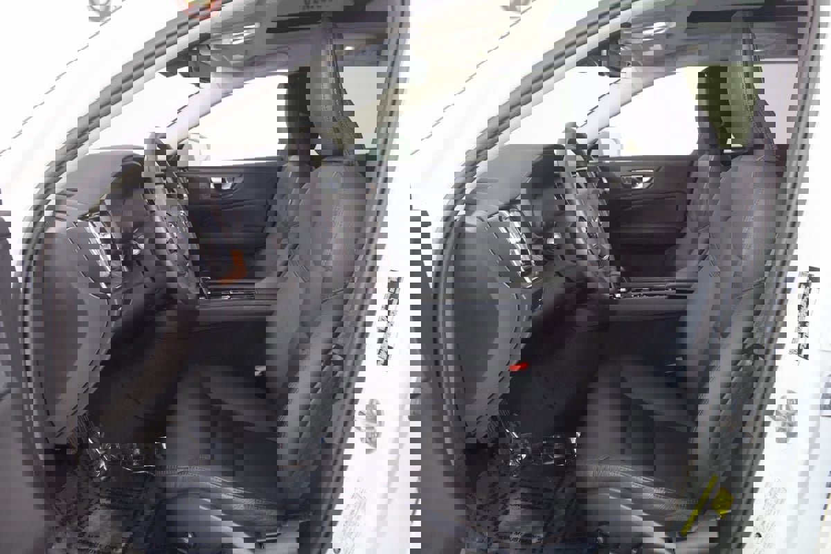 Used 2024 Volvo V60 B5 Cross Country Plus image 12