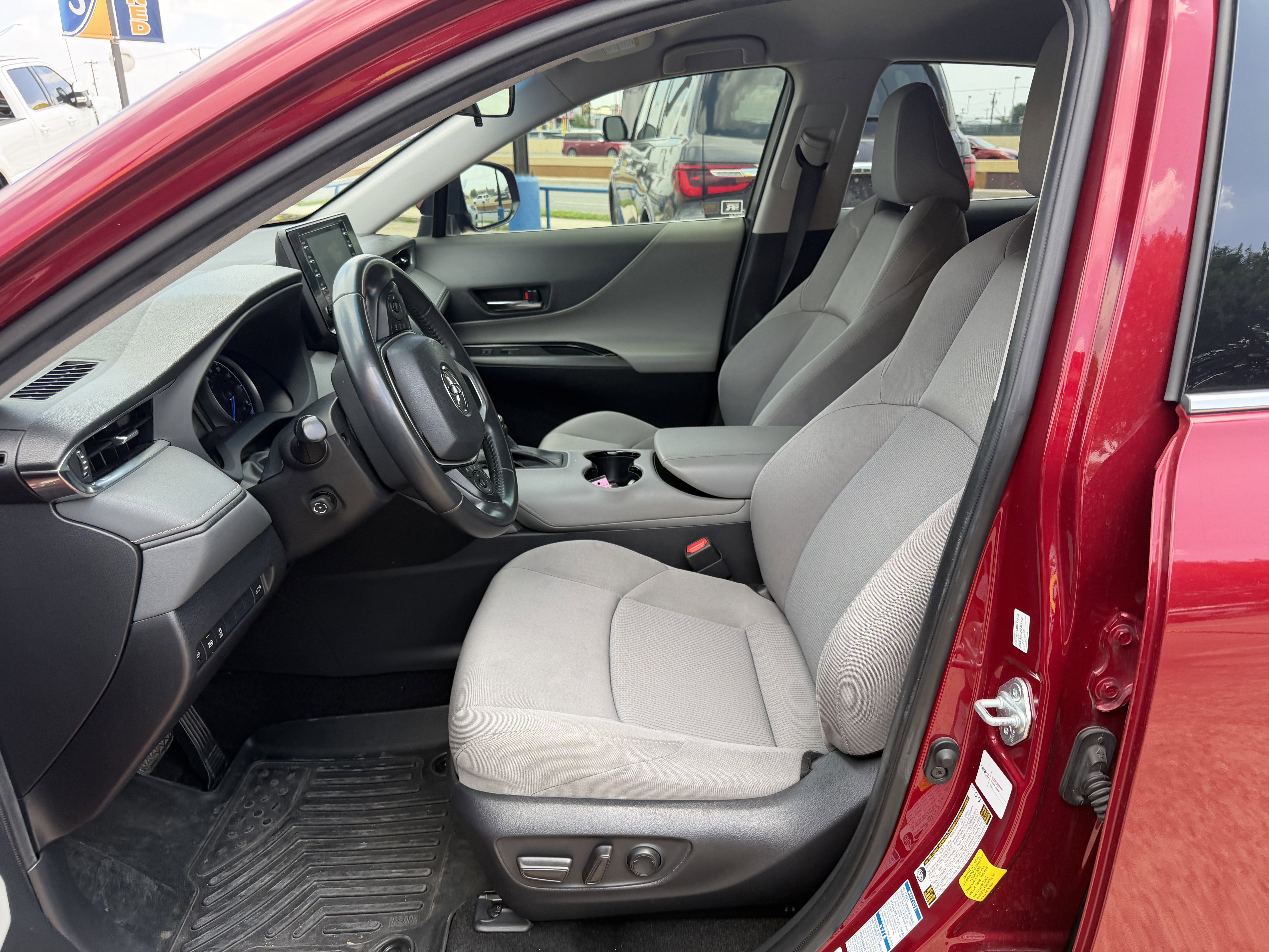 Used 2021 Toyota Venza LE AWD/4WD image 14