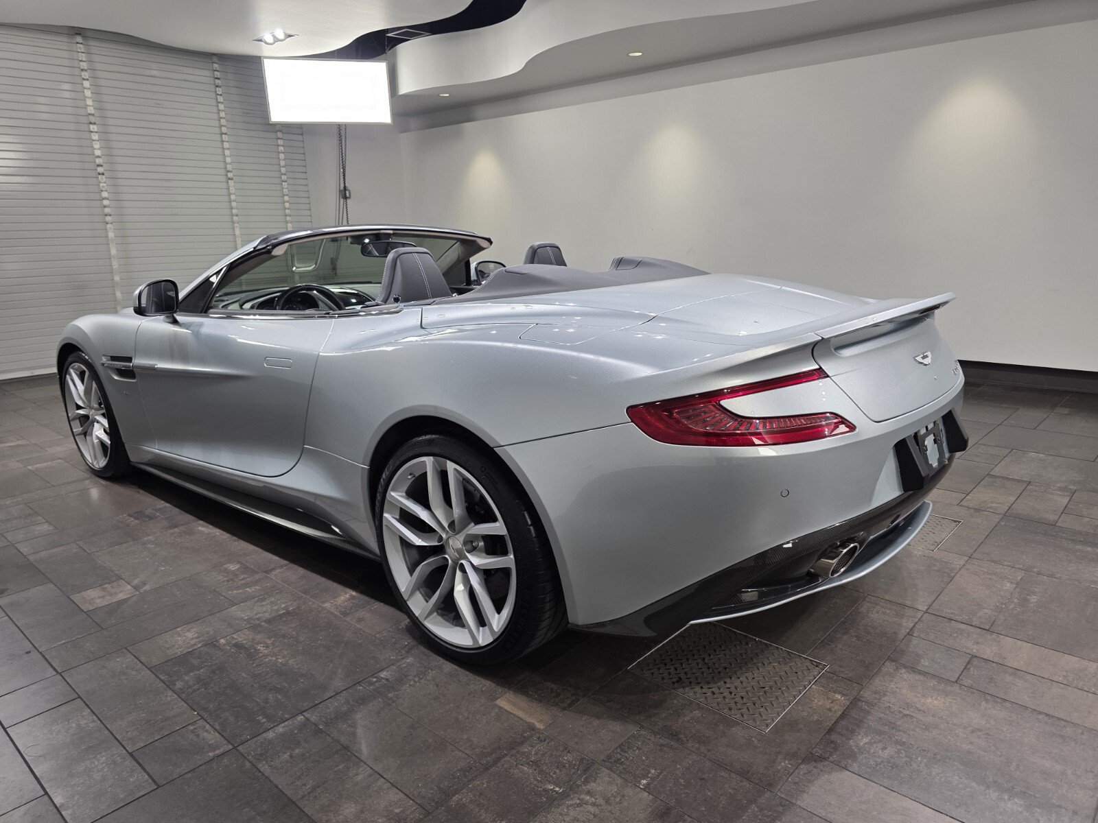 Used 2017 Aston Martin Vanquish Volante RWD image 2