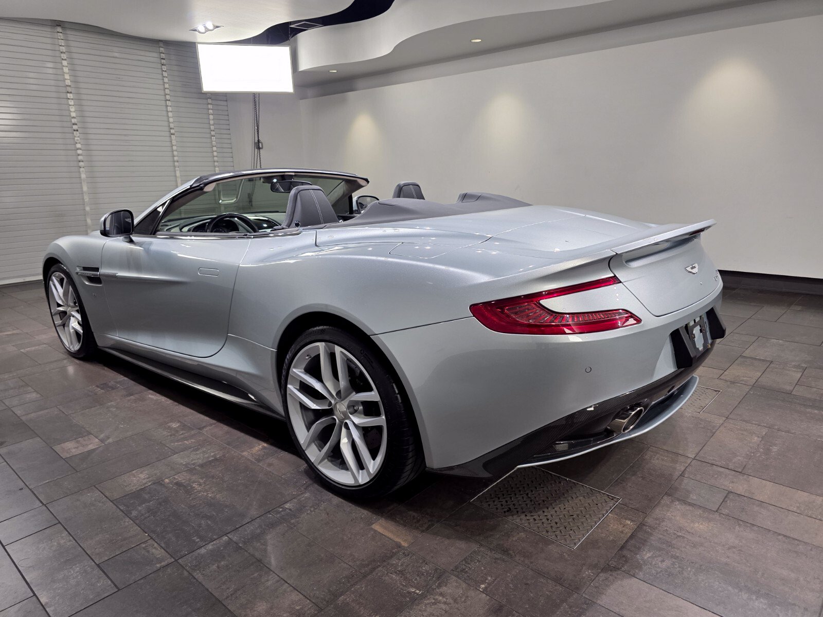Used 2017 Aston Martin Vanquish Volante RWD image 2