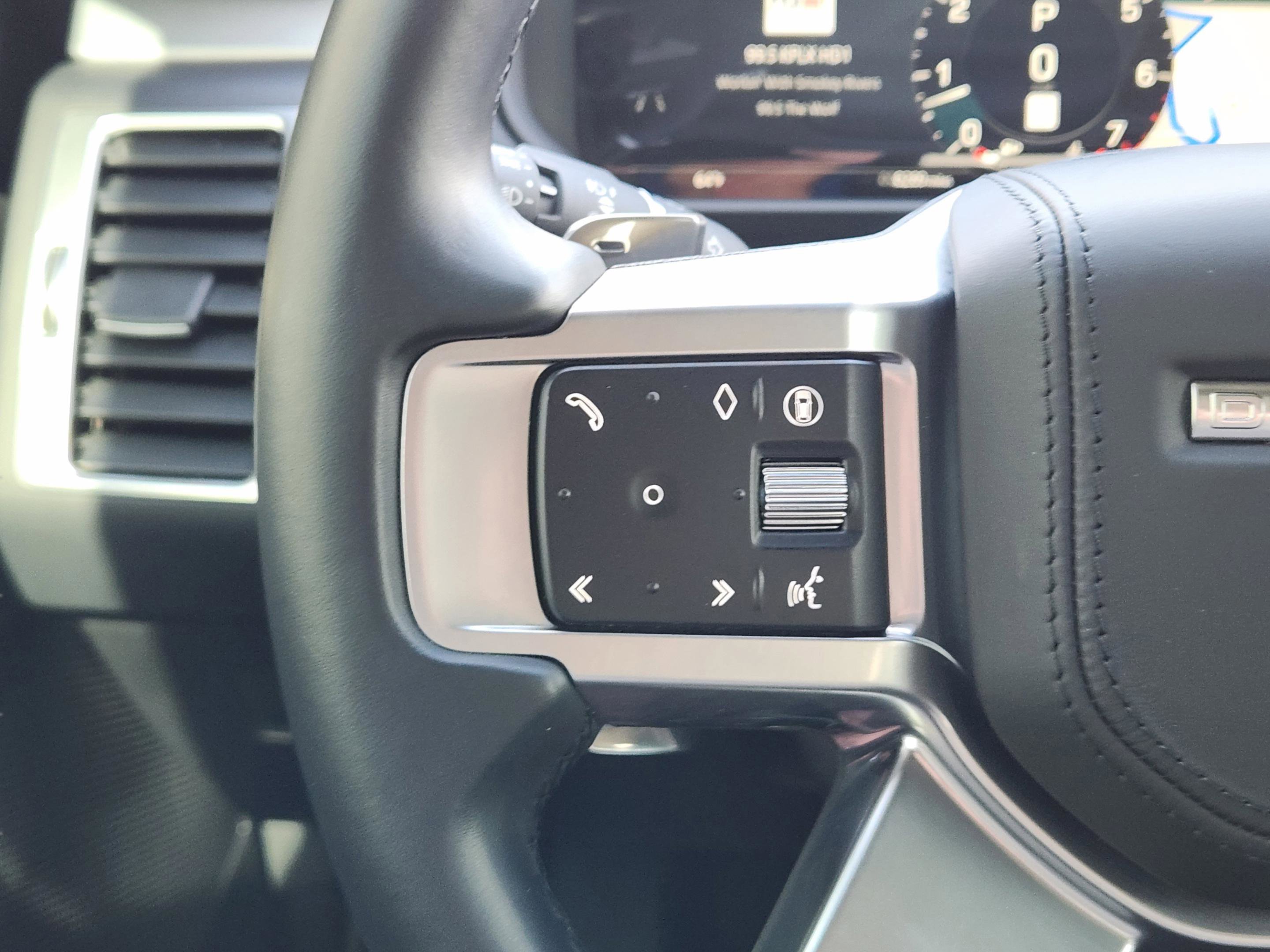 Certified 2025 Land Rover Discovery Dynamic SE image 27